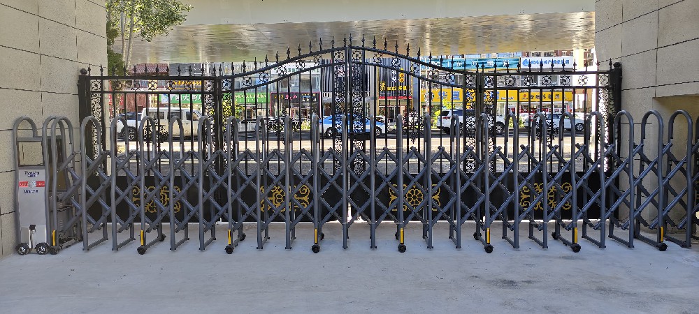 內(nèi)蒙古軍區(qū)司令部電動(dòng)伸縮門安裝完畢